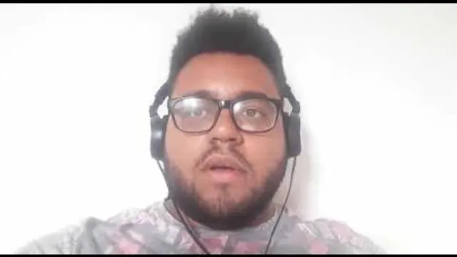 Júlio fala para a câmera usando fones de ouvido